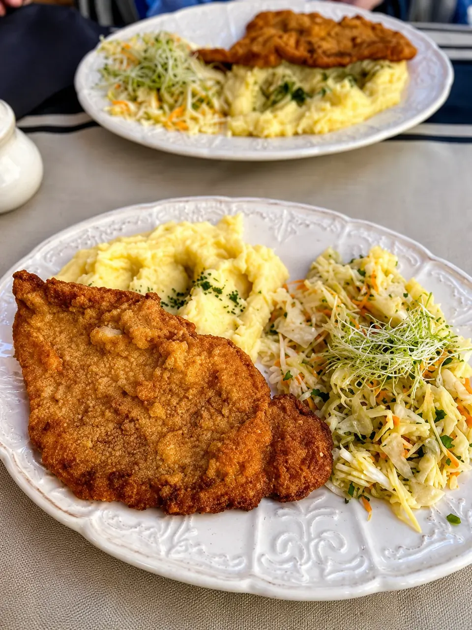 Kotlet z ziemniakami i surówką